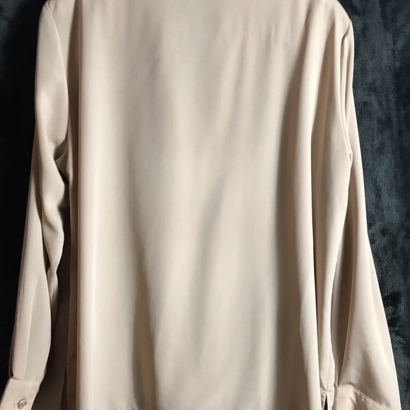 Barely worn blouse. - Picture 2 of 3